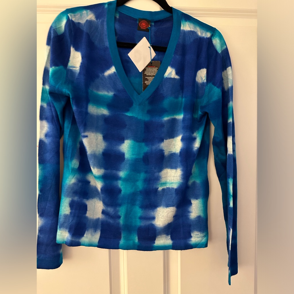 Happy Sheep Nwt Blue-White Art Deco Design Long Sleeve-V Neck Collar